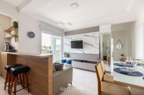 Apto moderno com churrasq. a 600m da praia COM305